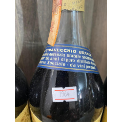 Бренди "Stravecchio",Италия,0.7,20 лет выдержки , 1964 год. Цена указана за три бутылку.