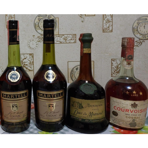 Четыре бутылки одним лотом . Martell(70-ые)  по 14 000 р. Armagnac(30 лет)  27 000 р. Courvoisier(70-ые) 14 000 р.