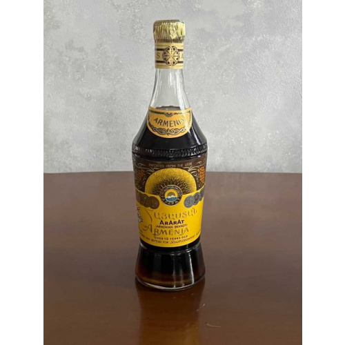 Армянский "Армения 10 лет" 0,5 л. СССР. 80-е года.