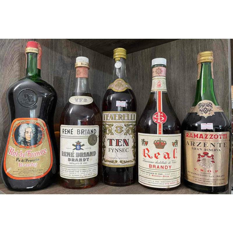 5 литровых бутылок Итальянского бренди конца 50-ых - начало 60-ых годов. Цена указана за весь лот +доставка  до Москвы.