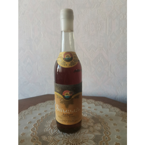 коньяк  АРАРАТ " Праздничный", 500ml., экспортное исполнение,  1989 года