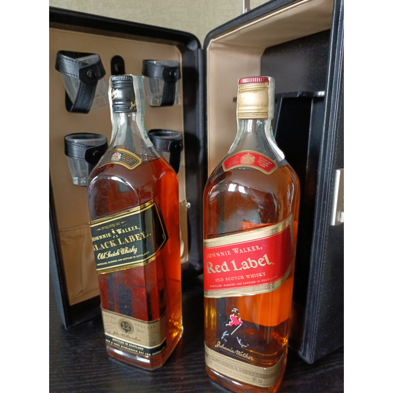 Подарочная упаковка виски Johnnie Walker's Black and Red labels