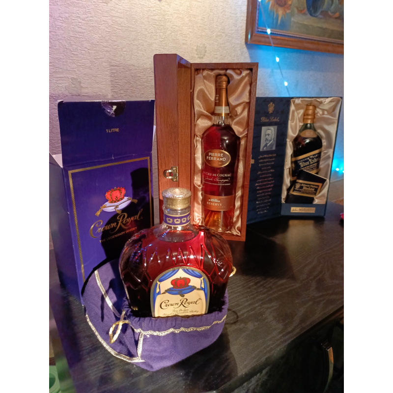 Виски Crown Royal  в подарочной упаковке.