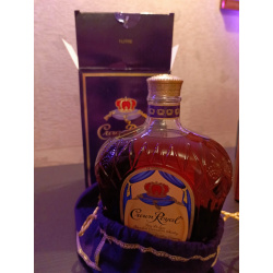 Виски Crown Royal  в подарочной упаковке.