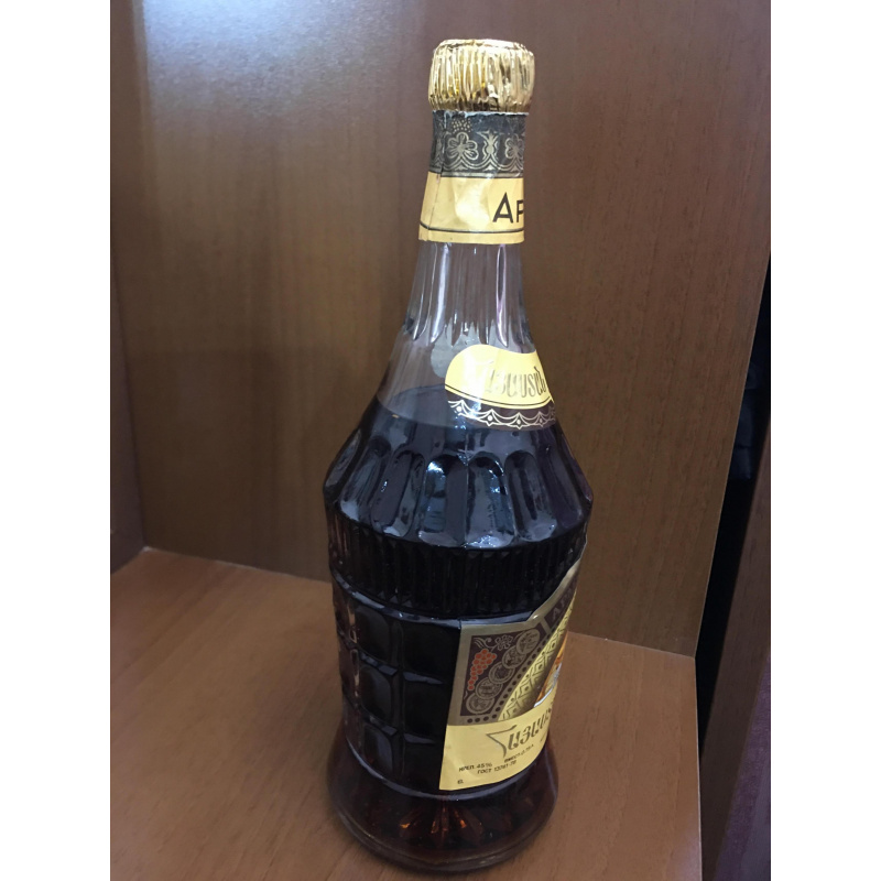 Коньяк АРМЕНИЯ. 0,750. в гранённой бутылке НЕЧАСТЫЙ!!!!