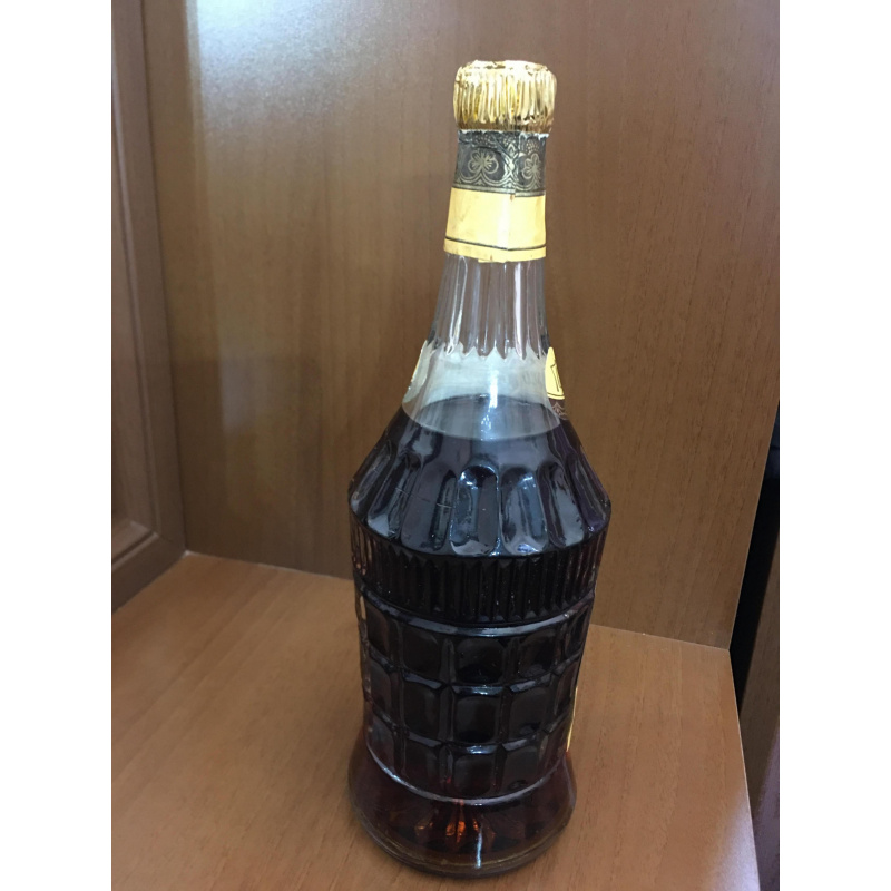 Коньяк АРМЕНИЯ. 0,750. в гранённой бутылке НЕЧАСТЫЙ!!!!