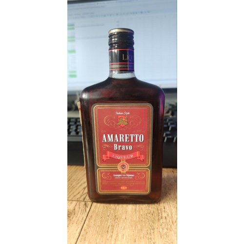 Ликер Амаретто Браво (Amaretto Bravo), 0.5 л (винтаж 2010 года)