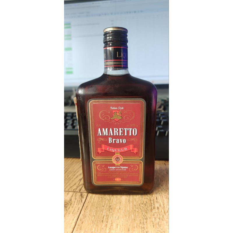 Ликер Амаретто Браво (Amaretto Bravo), 0.5 л (винтаж 2010 года)